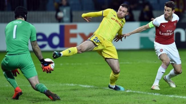 Kiper Arsenal Petr Cech menyelamatkan gawangnya dari ancaman pemain BATE Borisov Nemanja Milic. Sergei GAPON / AFP