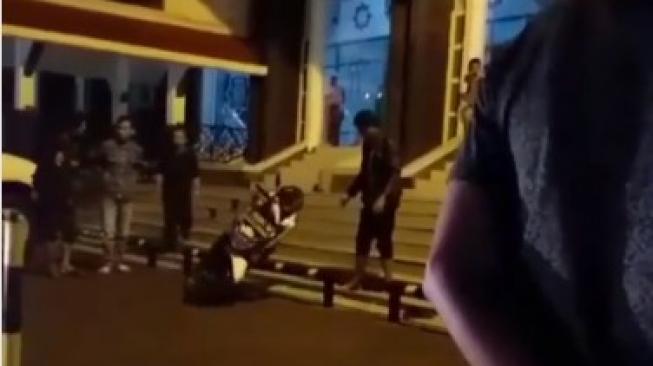 Marak Aksi Banting Motor, Kali Ini Gara-gara Dilarang Parkir di Masjid