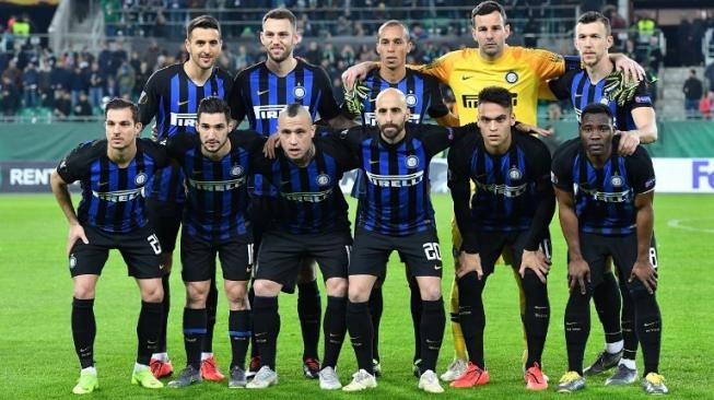 Skuat Inter Milan tanpa Mauri Icardi berpose sebelum menghadapi Rapid Viena di leg pertama babak 32 besar Liga Europa. JOE KLAMAR / AFP