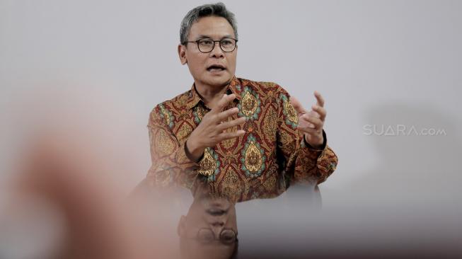 Staf Khusus Presiden Johan Budi saat berkunjung ke kantor redaksi Suara.com. [Suara.com/Oke Atmaja]