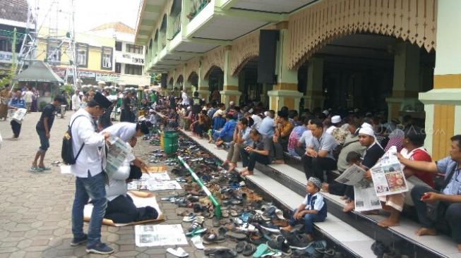 Jumatan di Masjid Kauman, Prabowo Sempat Diminta Pindah Saf