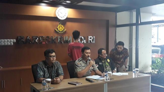 SF, lelaki berusia 25 tahun, pelaku pemerasan berkedok penyedia layanan video call sex, dibekuk Direktorat Tindak Pidana Siber Bareskrim Polri. [Suara.com/Ummi Hadyah Saleh]