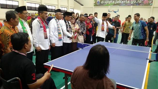 Gubernur DKI Jakarta Anies Baswedan bermain tenis meja bersama atlet difabel disela peresmian tujuh GOR baru di GOR Matraman, Utan Kayu, Jakarta Timur, Jumat (15/2/2019). [Suara.com/Stephanus Aranditio]