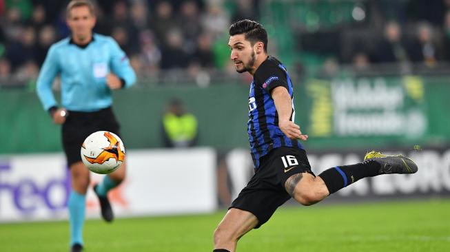 Pemain Inter Matteo Politano menendang bola pada leg pertama 32 besar Liga Europa antara Rapid Vienna melawan Inter Milan di Allianz Stadion, Wina, Austria, Jumat (15/2) dini hari WIB. (AFP/Joe Klamar)