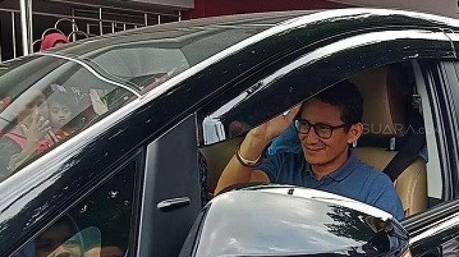 Cawapres nomor urut 02, Sandiaga Uno menjenguk Ahmad Dhani di Rutan Medaeng, Surabaya, Sabtu (16/2/2019). (Suara.com/Achmad Ali)