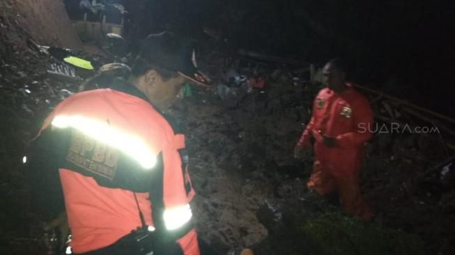 Rumah longsor di Bogor, Jumat (15/2/2019) malam. [Suara.com/Rambiga]