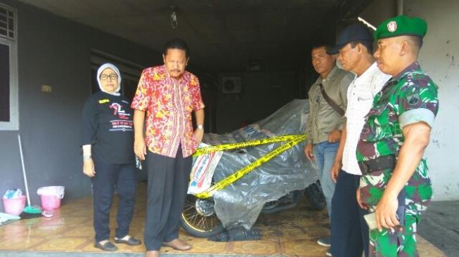 Dua sepeda motor milik warga dibakar pelaku misterius. (Suara.com/Adam Lyasa)