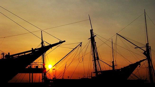 Menikmati sunset di Pelabuhan Sunda Kelapa, Jakarta. (Blog Airyrooms)