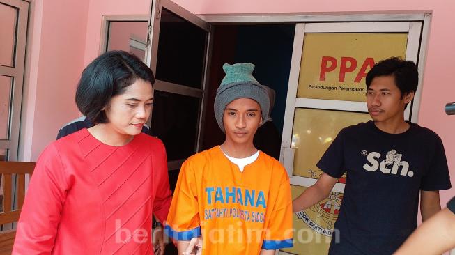 Muhammad Nurman Tajuddin, pelaku penganiayaan saat dibekuk polisi. (Beritajatim.com)