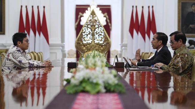 Presiden Joko Widodo didampingi Seskab Pramono Anung dan Koordinator Staf Khusus Presiden Teten Masduki (ketiga menerima pendiri sekaligus CEO Bukalapak.com Achmad Zaky di Istana Merdeka, Jakarta, Sabtu (16/2). [ANTARA FOTO/Puspa Perwitasari]