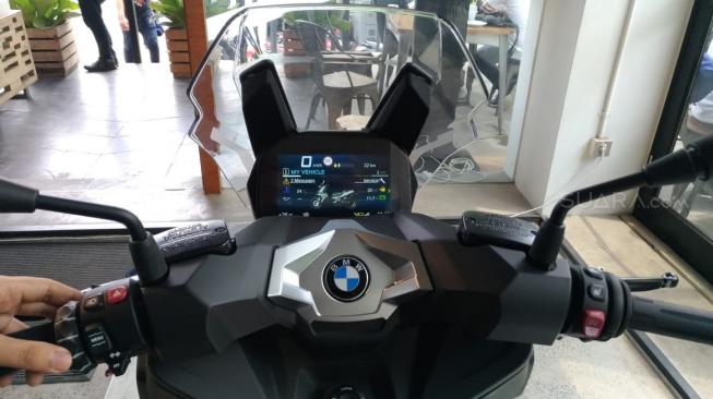 Mulai rute real time sampai komunikasi tanpa sentuh smartphone bisa dilakukan pada BMW C 400 X  [Suara.com/Manuel Jeghesta Nainggolan].