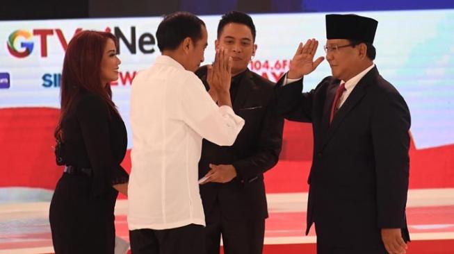 Inilah Buku Tebal yang Dibawa Prabowo ke Podium Debat Kedua Lawan Jokowi