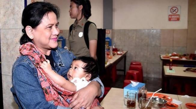 Iriana Gendong Cucu Pakai Kain Jarik, Dipuji seperti Ibu Rakyat Jelata