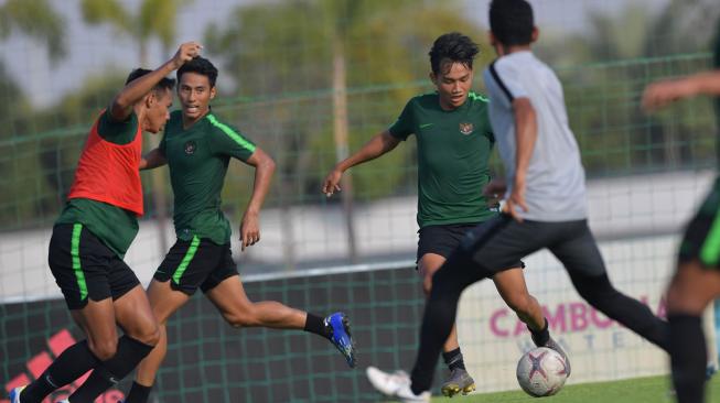 Pemain Timnas U-22 Witan Sulaiman (kedua kanan) menggiring bola dalam latihan menjelang pertandingan Sepak Bola AFF U-22 di lapangan AUPP Sport Club, Phnom Penh, Kamboja, Minggu (17/2). ANTARA FOTO/Nyoman Budhiana