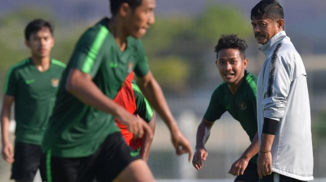 Pelatih Timnas U-22 Indra Sjafri (kanan) mengarahkan para pemain dalam latihan menjelang pertandingan Sepak Bola AFF U-22 di lapangan AUPP Sport Club, Phnom Penh, Kamboja, Minggu (17/2). ANTARA FOTO/Nyoman Budhiana