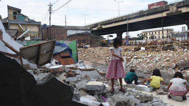 Anak-anak bermain di area bangunan yang telah dibongkar di Jalan D.I. Panjaitan (By Pass), Rawa Bunga, Jakarta Timur, Sabtu (16/2). ANTARA FOTO/Indrianto Eko Suwarso