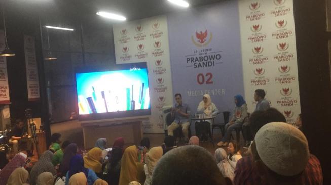 Keseruan Nobar Debat Capres di Rumah Prabowo