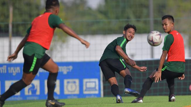 Pemain Timnas U-22, Gian Zola (kedua kanan) berebut bola dengan rekannya Sani RIzky (kanan) dalam latihan menjelang pertandingan Sepak Bola AFF U-22 di lapangan AUPP Sport Club, Phnom Penh, Kamboja, Minggu (17/2). ANTARA FOTO/Nyoman Budhiana