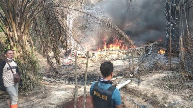 Sumur Minyak Ilegal Terbakar di Jambi, Satu Orang Tewas