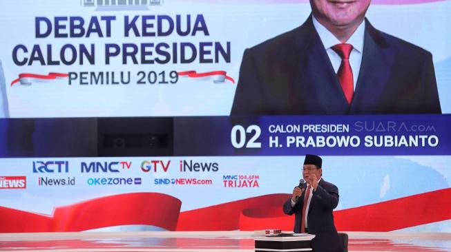 Capres nomor urut 02 Prabowo Subianto mengikuti debat capres 2019 putaran kedua di Hotel Sultan, Jakarta, Minggu (17/2). [Suara.com/Muhaimin A Untung]