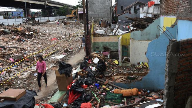 Anak-anak bermain di area bangunan yang telah dibongkar di Jalan D.I. Panjaitan (By Pass), Rawa Bunga, Jakarta Timur, Sabtu (16/2). ANTARA FOTO/Indrianto Eko Suwarso