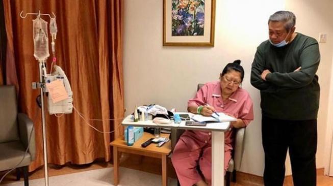 Tiba di RS Singapura, Jokowi Dikenalkan dengan Tim Dokter Ani Yudhoyono