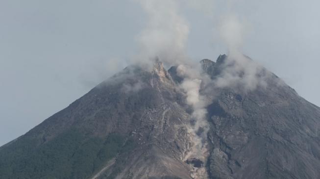 Merapi Berstatus Waspada Terpanjang, Ini Kata Kuncen Turunan Mbah Marijan