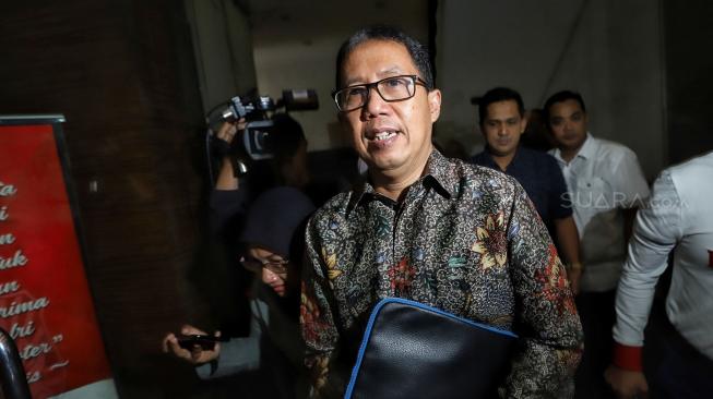 Plt Ketua Umum PSSI Joko Driyono saat tiba menjalani pemeriksaan di gedung Direktorat Reserse Kriminal Umum, Polda Metro Jaya, Jakarta, Senin (18/2). [Suara.com/Muhaimin A Untung]