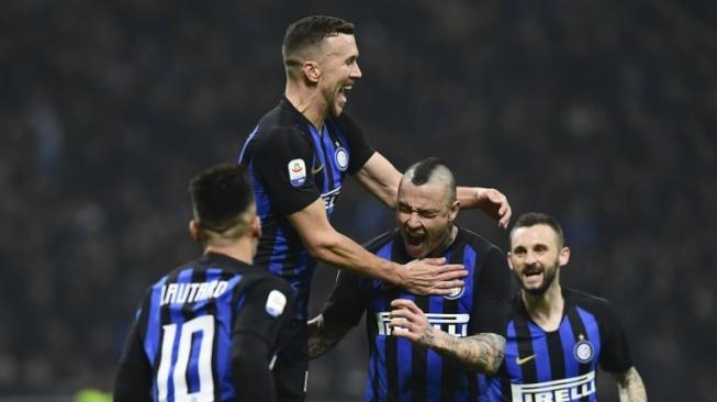 Para pemain Inter Milan merayakan gol Radja Nainggolan (kedua dari kanan) setelah mengalahkan Sampdoria di Giuseppe Meazza. Miguel MEDINA / AFP 
