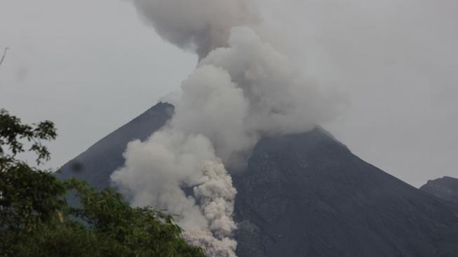 Luncuran awan panas dari puncak Gunung Merapi terlihat dari Balerante, Klaten, Jawa Tengah, Senin (18/2). ANTARA FOTO/Hendra Nurdiyansyah