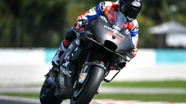 Pebalap Alma Pramac Racing, Francesco Bagnaia, saat melakukan tes pramusim di Sirkuit Sepang, Malaysia, Jumat (8/2/2019). [AFP/Mohd Rasfan]