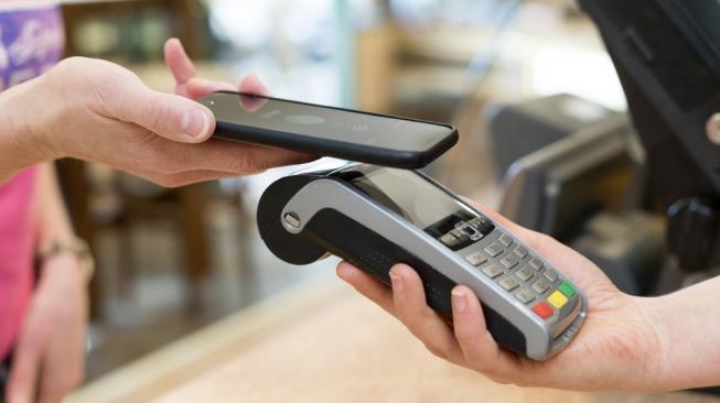 Ilustrasi pembayaran menggunakan teknologi NFC pada smartphone. [Shutterstock]