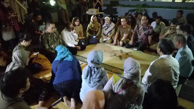 Sambil Lesehan, Anies Singgung Kampung Akuarium Gusuran Ahok ke Warga