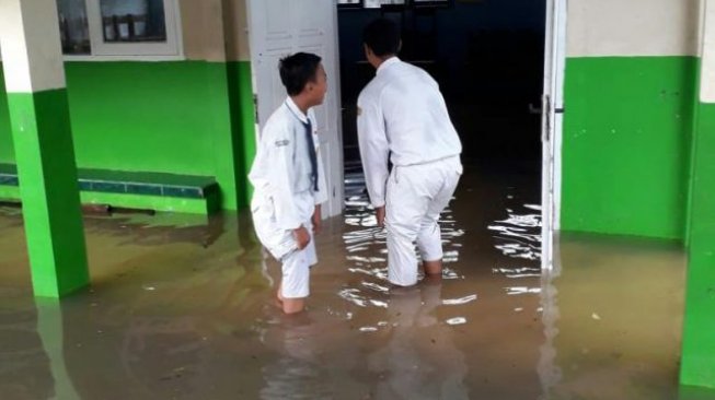 SMPN 1 Ciruas Terendam Banjir, KBM Terganggu