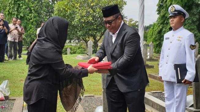 Kemarin, Mantan Mensos Era Soeharto, Nani Sudarsono Dimakamkan