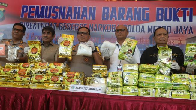 Kapolda Metro Jaya Irjen Pol Gatot Eddy Pramono memprlihatkan barang bukti saat konferensi pers pemusnahan narkotika di Polda Metro Jaya, Jakarta, Senin (18/2). [Suara.com/Muhaimin A Untung]