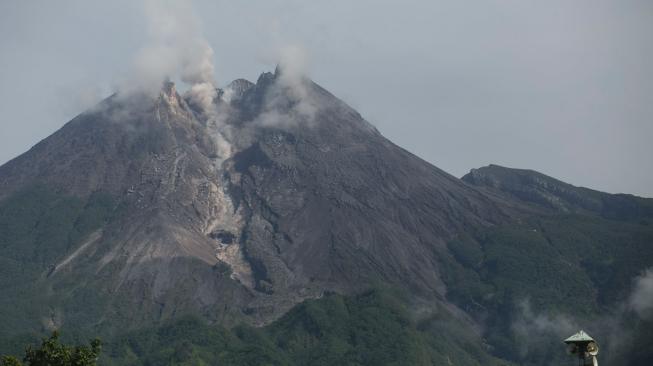 Merapi Luncurkan Awan Panas Hingga Sejauh 1 Km Lebih