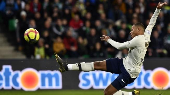 Penyerang Paris Saint Germain Kylian Mbappe mencetak gol ke gawang Saint-Etienne di Geoffroy Guichard stadium. JEFF PACHOUD / AFP