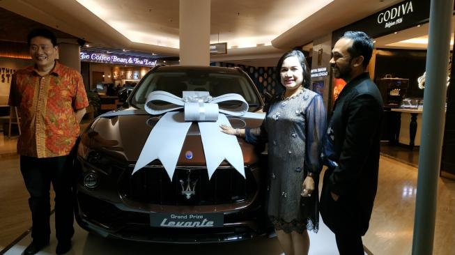 Sondang R Silalahi menjadi pemenang undian utama Fabulous 28 Grand Draw dari Plaza Indonesia dengan hadiah utama Maserati Levante S Grandsport Rame. (Suara.com/Firsta Nodia)