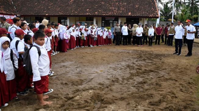 Presiden Joko Widodo (kedua kanan) didampingi Mensos Agus Gumiwang Kartasasmita (kanan) meninjau simulasi terjadinya gempa bumi saat menghadiri pelaksanaan Program Tagana Masuk Sekolah dan Kampung Siaga Bencana di SDN Panimbang Jaya 1, Pandeglang, Banten, Senin (18/2). ANTARA FOTO/Puspa Perwitasari