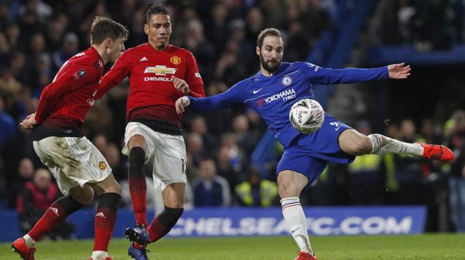 
Striker Chelsea Gonzalo Higuain bersiap untuk menendang bola ke gawang Manchester United selama pertandingan sepak bola Piala FA antara Chelsea melawan Manchester United di Stamford Bridge, London, Inggris, Selasa (19/2) dini hari WIB.[Adrian DENNIS / AFP]