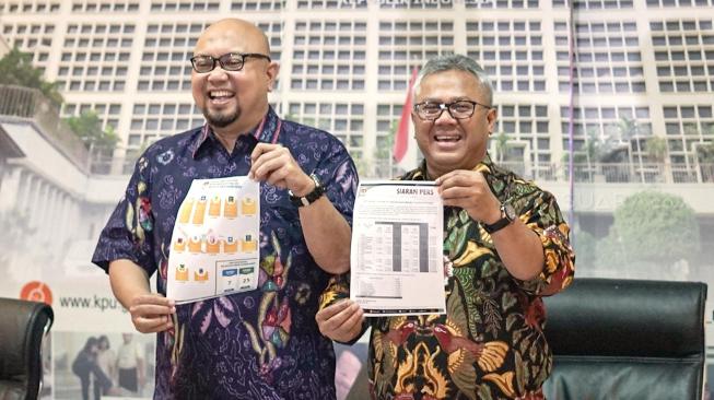 Ketua KPU Arief Budiman (kanan) bersama Komisioner KPU Ilham Saputra (kiri) menunjukkan berkas Caleg berstatus terpidana korupsi saat mengumumkan data terbaru nama calon legislatif (caleg) dengan status mantan terpidana korupsi yang berpartisipasi pada Pemilu 2019 di Gedung KPU, Jakarta, Selasa (19/2). [Suara.com/Fakhri Hermansyah]