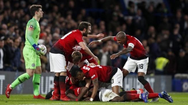 Para pemain Manchester United merayakan gol Paul Pogba ke gawang Chelsea di babak kelima Piala FA di Stamford Bridge. Adrian DENNIS / AFP