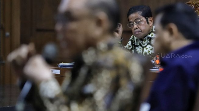 Mantan Ketua DPR Setya Novanto bersama terpidana kasus suap proyek PLTU Riau-1 Johannes Budisutrisno Kotjo menjawab pertanyaan Jaksa Penuntut Umum (JPU) pada sidang lanjutan kasus dugaan suap proyek PLTU Riau-1 dengan terdakwa Idrus Marham di Pengadilan Tipikor, Jakarta, Selasa (19/2). [Suara.com/Muhaimin A Untung]