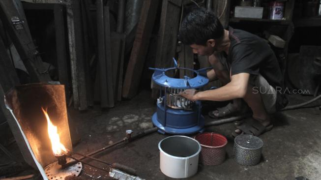 Pekerja menyelesaikan proses pembuatan kompor minyak tanah di Cawang, Jakarta Timur, Selasa (19/2). [Suara.com/Fakhri Hermansyah]