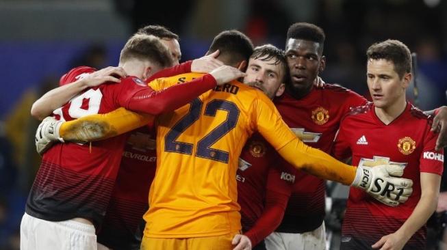Para pemain Manchester United merayakan kemenangan atas Chelsea 2-0 di akhir pertandingan babak kelima Piala FA di Stamford Bridge. Adrian DENNIS / AFP