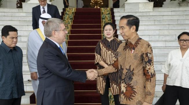 Presiden Republik Indonesia Joko Widodo (Jokowi) menerima kedatangan Presiden Komite Olimpiade Internasional (IOC) Thomas Bach di Istana Bogor, Sabtu (1/9/2018). [AFP]