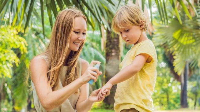 Banyak Nyamuk, Ini Tips untuk Menggunakan Penolak Serangga Pada Anak