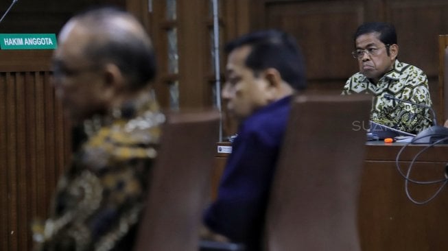 Mantan Ketua DPR Setya Novanto bersama terpidana kasus suap proyek PLTU Riau-1 Johannes Budisutrisno Kotjo menjawab pertanyaan Jaksa Penuntut Umum (JPU) pada sidang lanjutan kasus dugaan suap proyek PLTU Riau-1 dengan terdakwa Idrus Marham di Pengadilan Tipikor, Jakarta, Selasa (19/2). [Suara.com/Muhaimin A Untung]