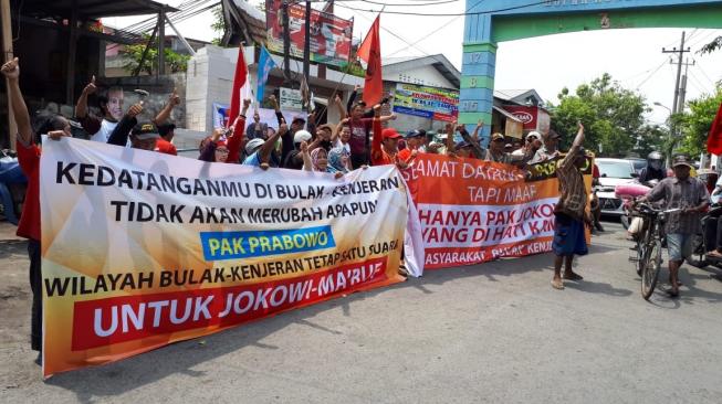 Prabowo Dihadang Pendukung Jokowi di Tambak Deres Surabaya. (Suara.com/Achmad Ali)